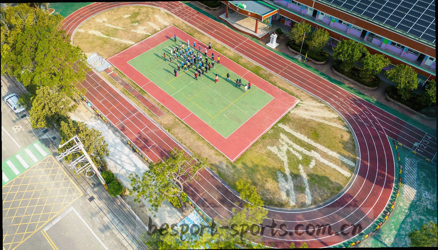 傍晚球场看台与场边区域的俯拍场景，画面中没有人物特写